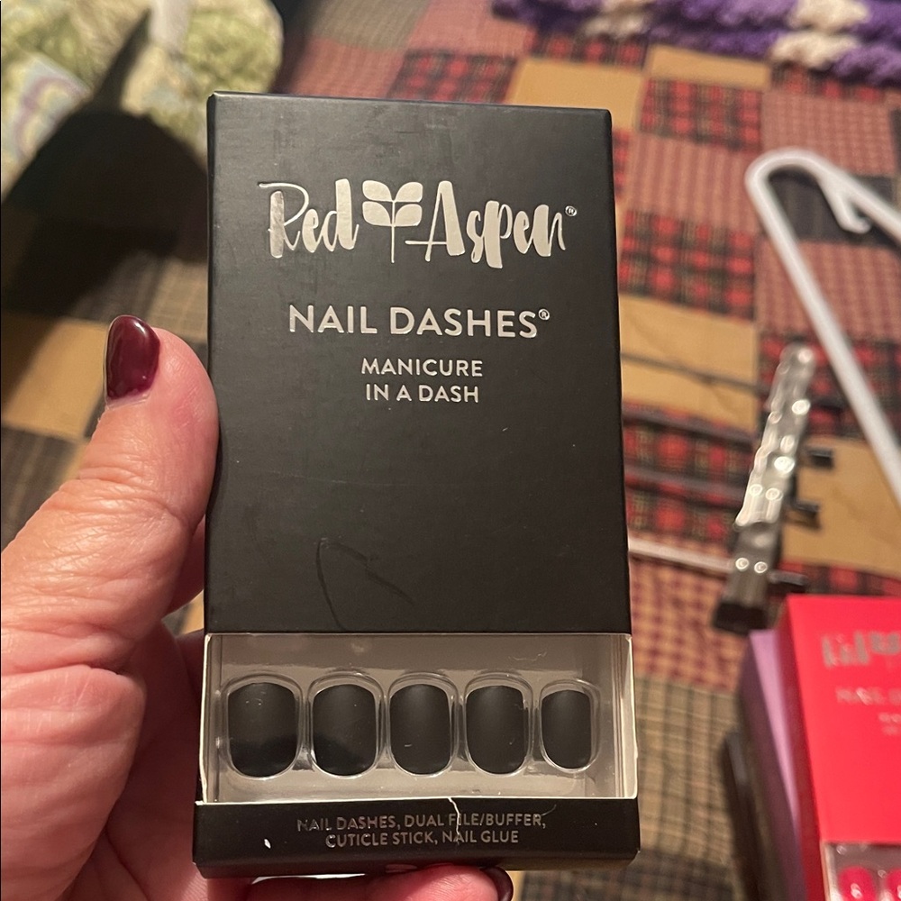 Red Aspen Black Nail Dashes